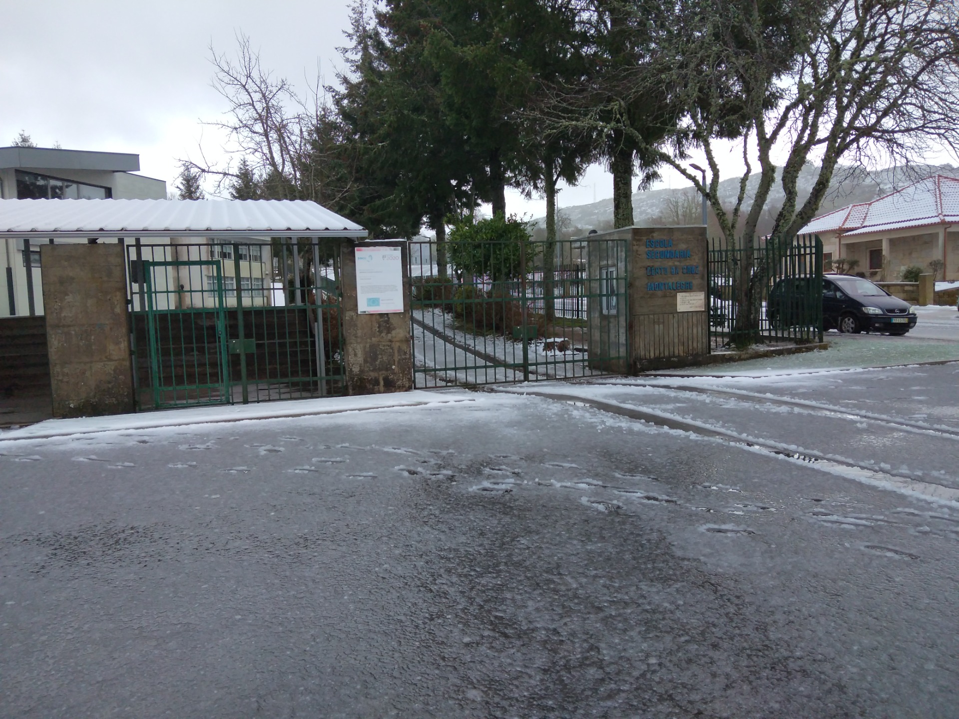 Escola Secundária Bento da Cruz em Montalegre, direto sobre a queda de neve e alunos sem aulas devido ao ocorrido. Estefani Ribeiro- 2024