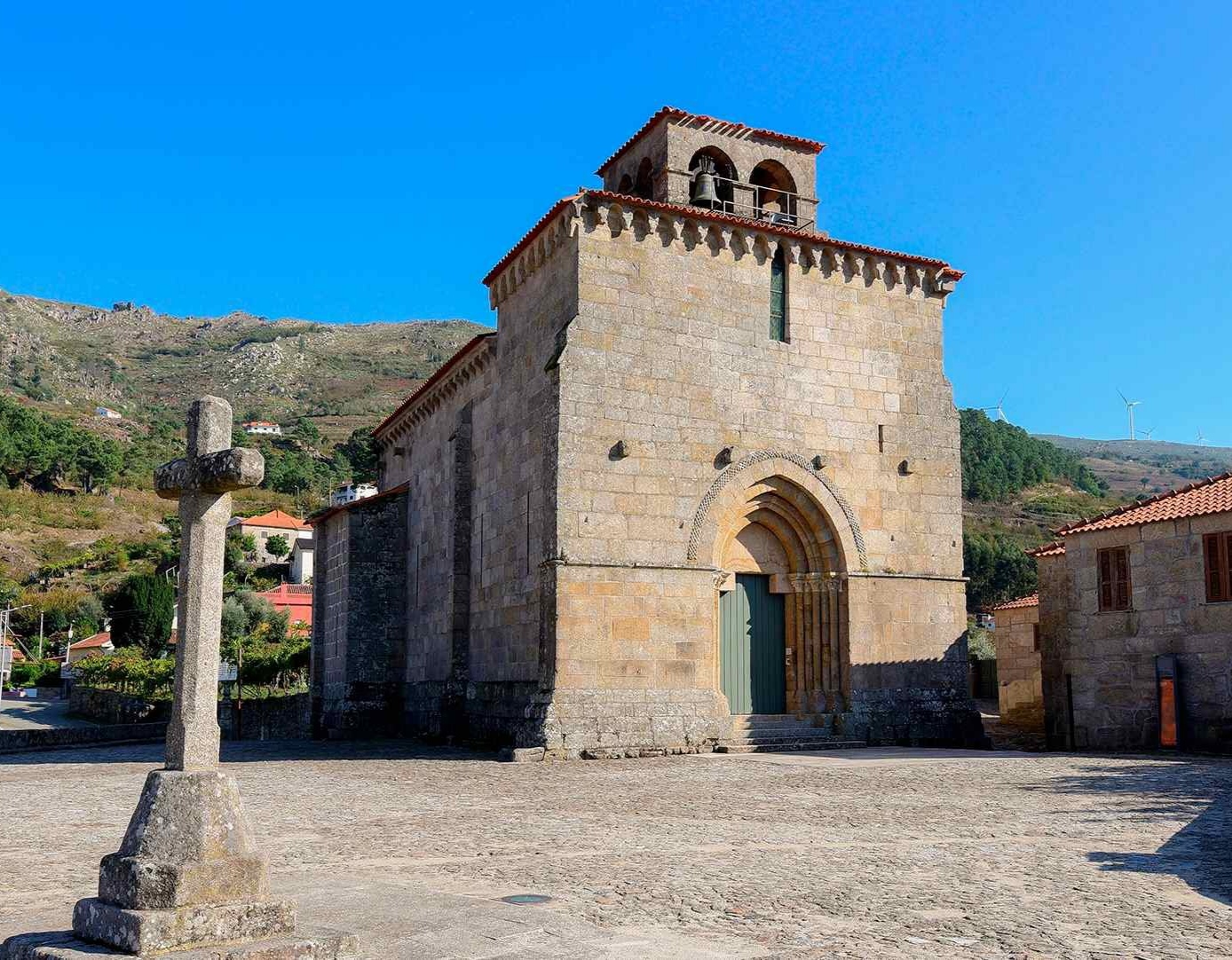Igreja Matriz de São Martinho de Mouros, que faz parte da Rota do Românico - Estefani Ribeiro 2024