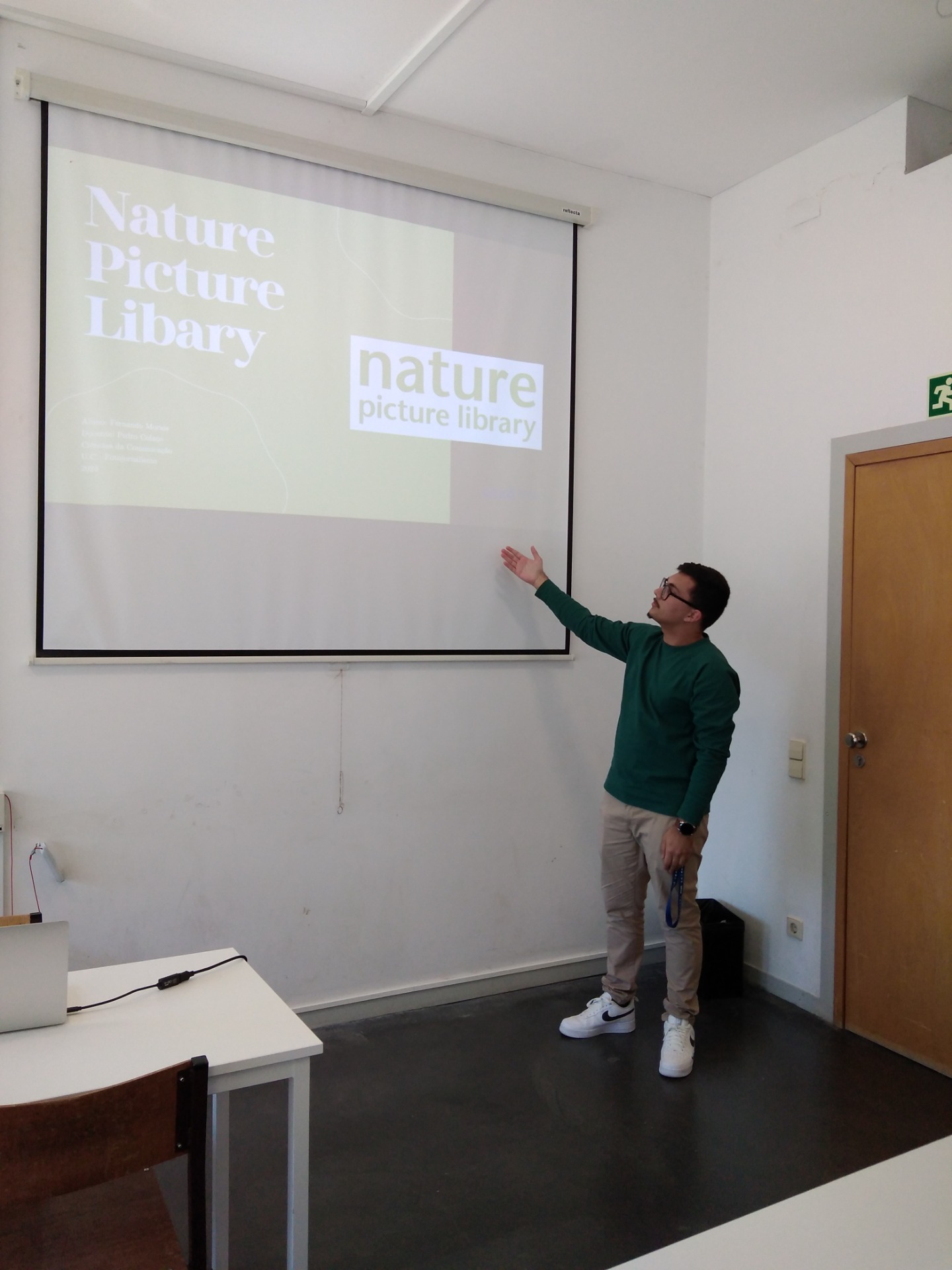 Fernando a apresentar um trabalho em sala de aula. Estefani Ribeiro 2024