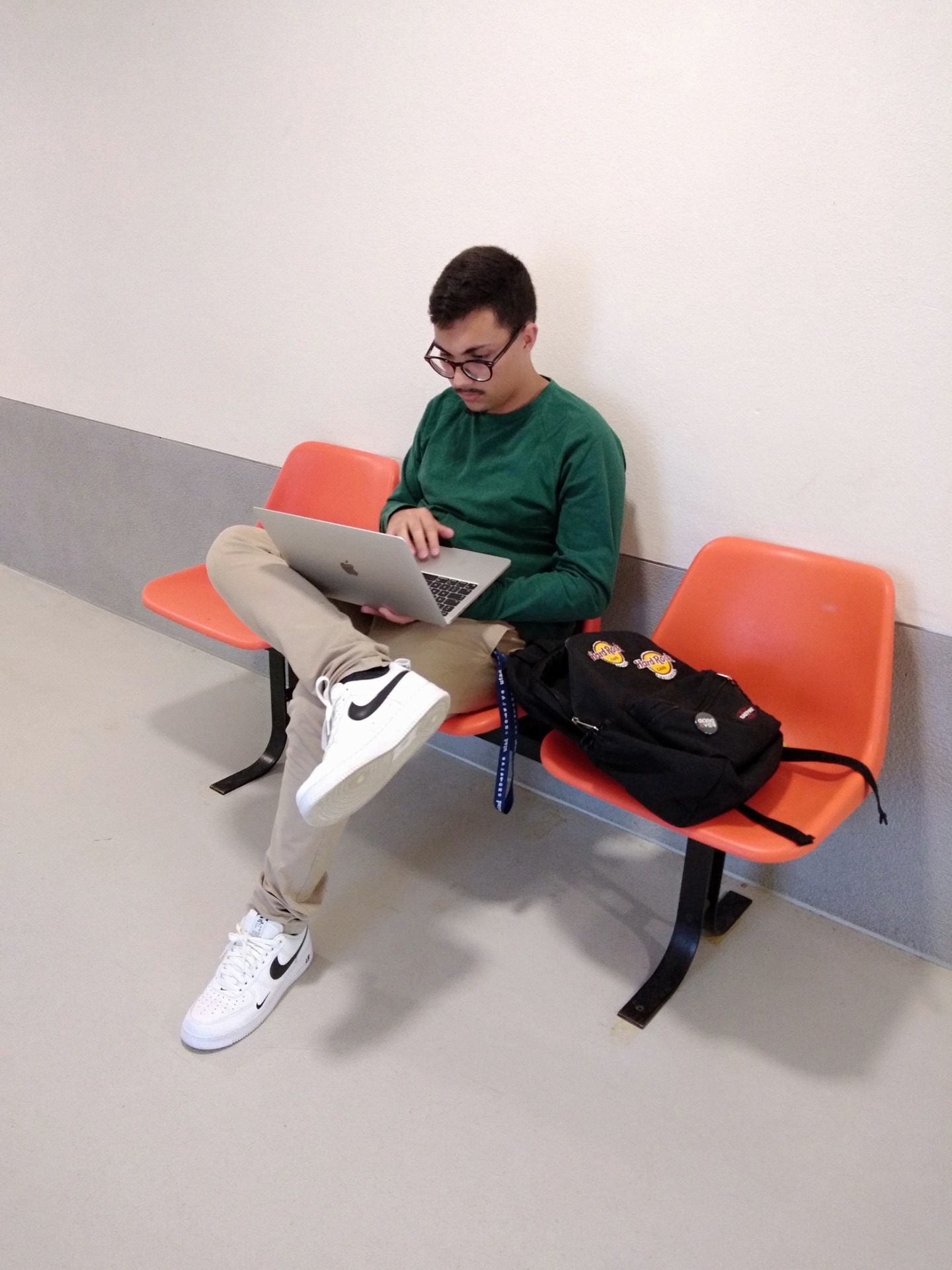 Fernando a estudar enquanto espera que chegue a hora da sua aula. Estefani Ribeiro 2024
