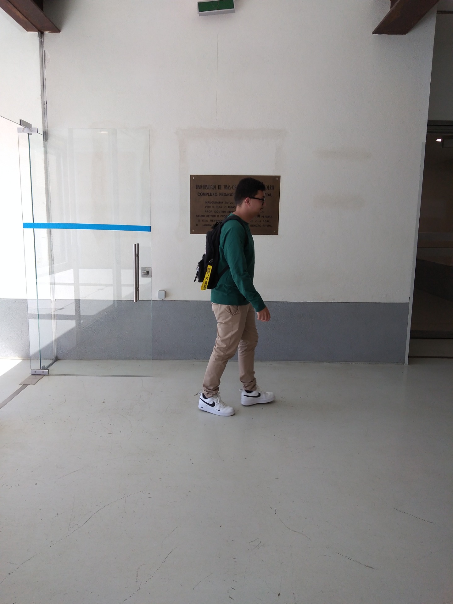 Fernando a sair da Universidade para ir para casa. Estefani Ribeiro 2024