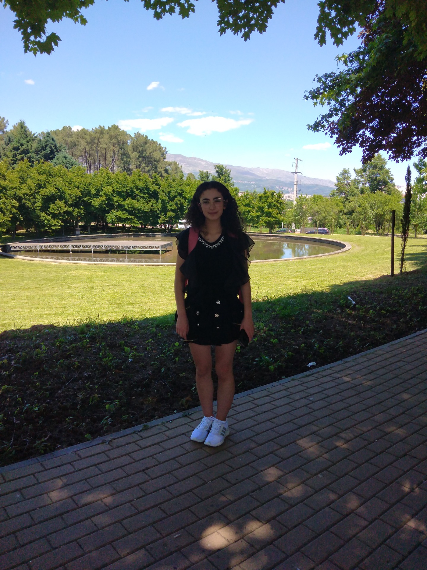 Jéssica Nunes, num dos seus sítios favoritos da universidade, o lago. - Estefani Ribeiro 2023
