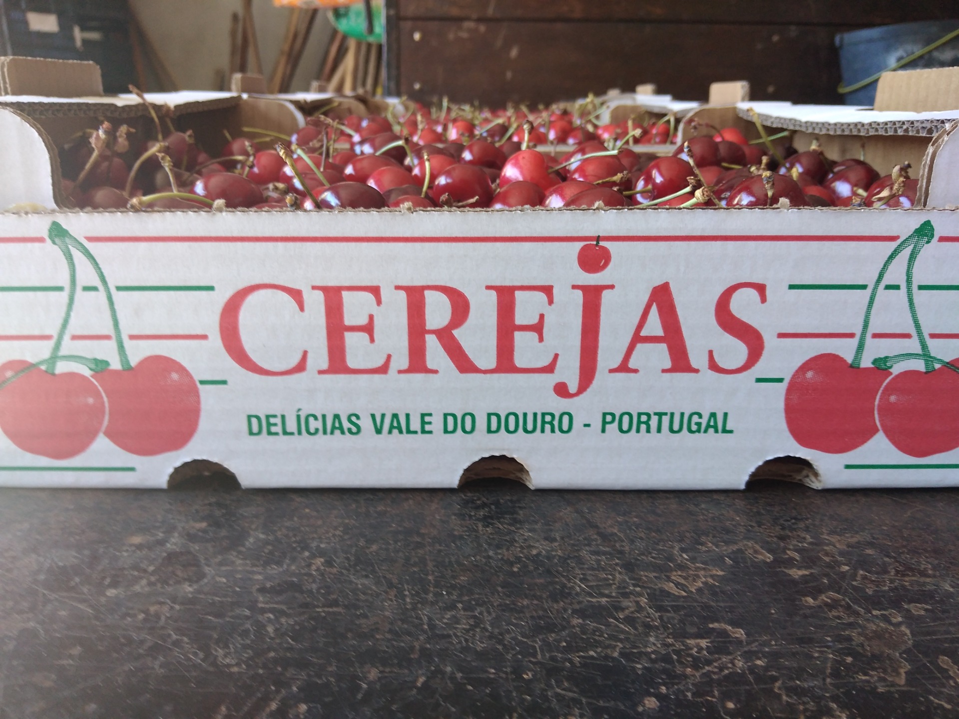 Caixas de cerejas prontas para seguirem para o mercado. Estefani Ribeiro 2024