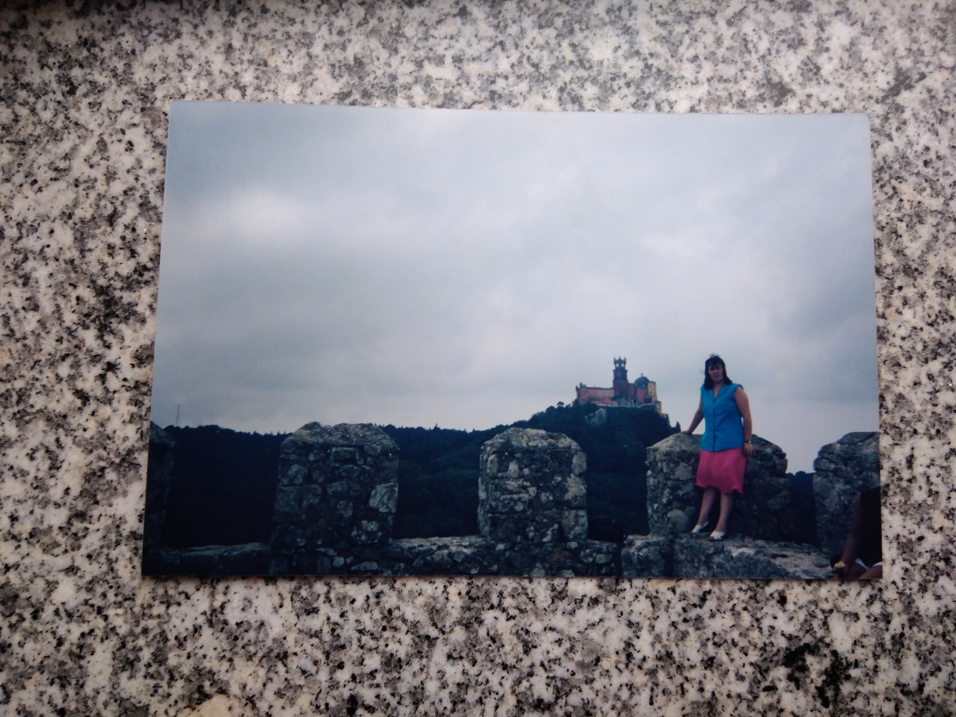 Maria junto ao Palácio de Sintra. Estefani Ribeiro 2024